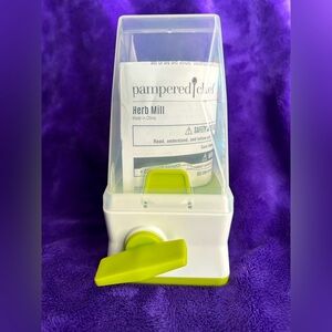 NWT Pampered Chef herb mill